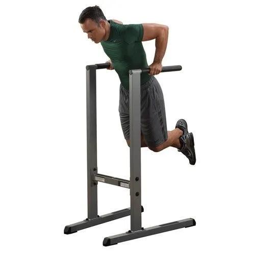 Power Tower voor dips en pull-ups.