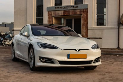 30 minuten zelf rijden in een Tesla