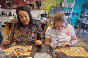 Creatieve mozaïekworkshop voor broodplank.