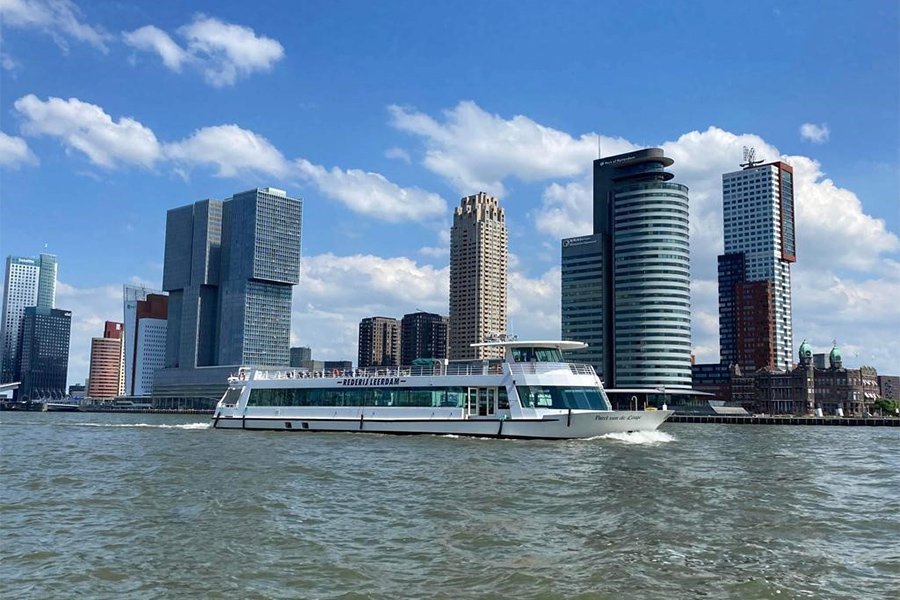 Bewonder Rotterdam vanaf het water.